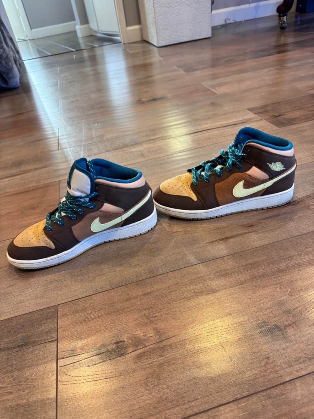 Jordan 1’S Women’s/Or Kids' Mid-Top Sneakers in Brown, Tan & Teal - Picture 2 of 10